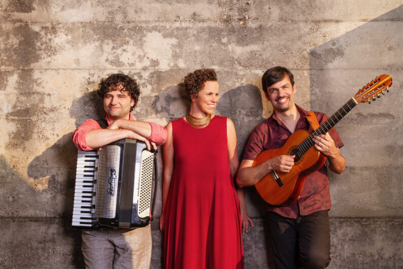 Projeto “Clássicos em Cena” recebe trio Conversa Ribeira para show gratuito em junho